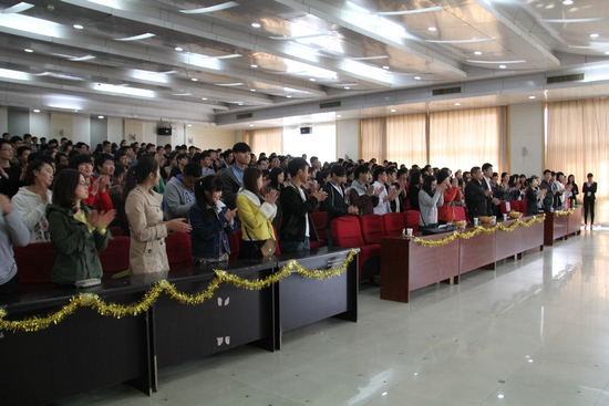 图为同学们为精彩演讲响起如雷掌声 林典摄
