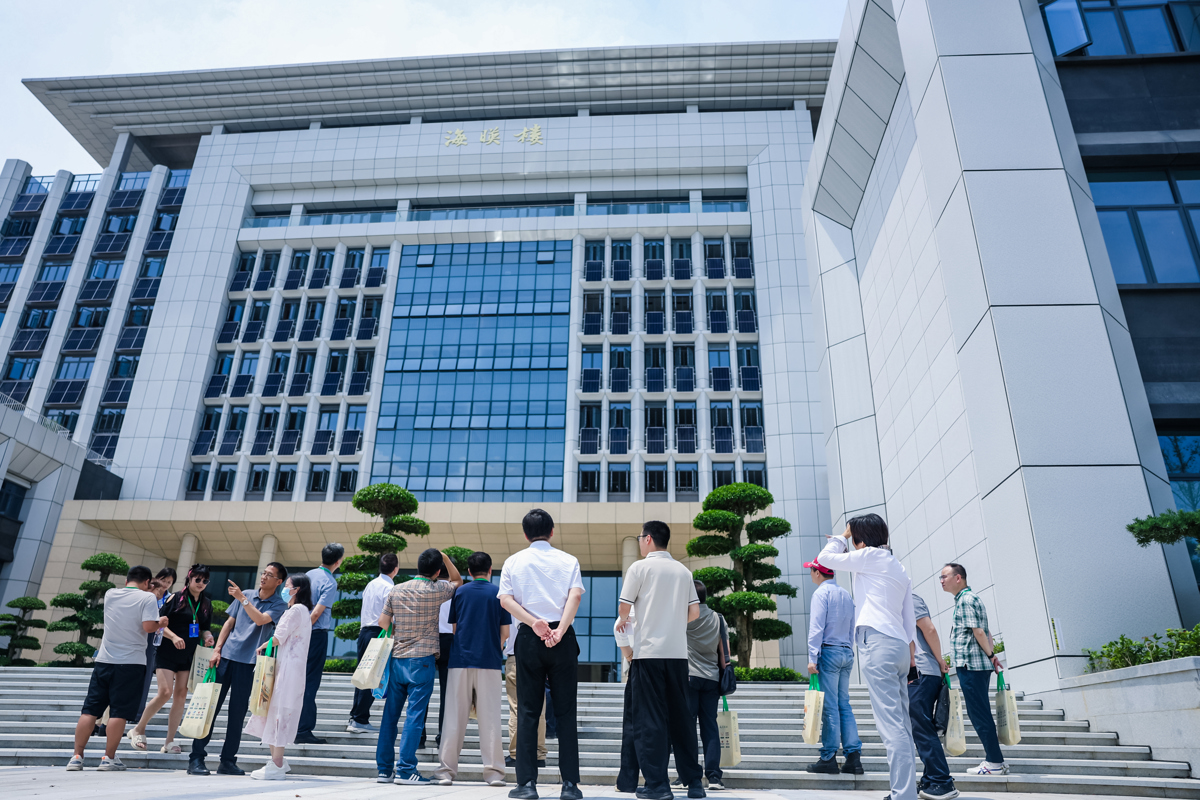 6、图为与会嘉宾参观学校绿色低碳示范建筑海映楼.jpeg 6、图为与会嘉宾参观学校绿色低碳示范建筑海映楼.jpeg